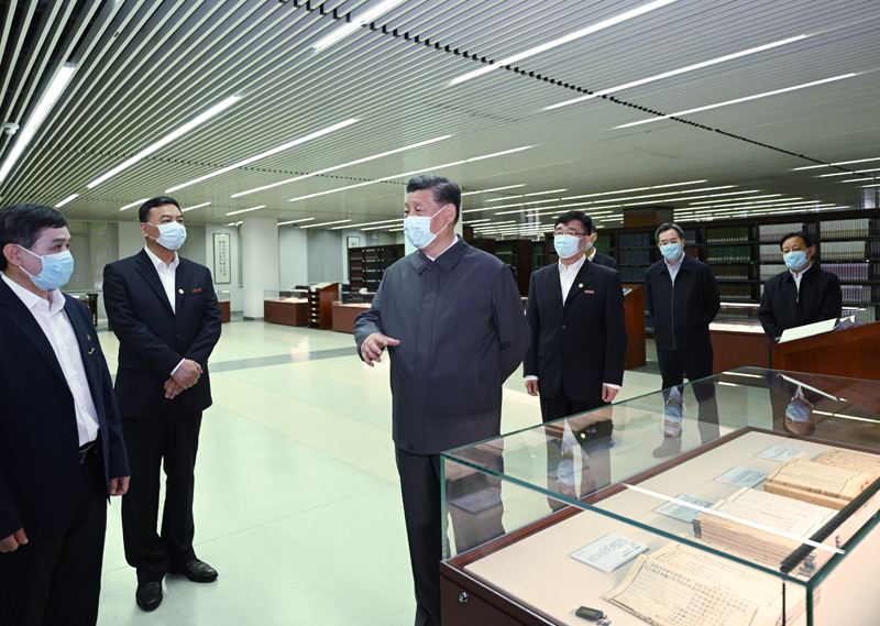 2022年4月25日，習(xí)近平來(lái)到中國(guó)人民大學(xué)考察調(diào)研。這是他在圖書(shū)館考察。