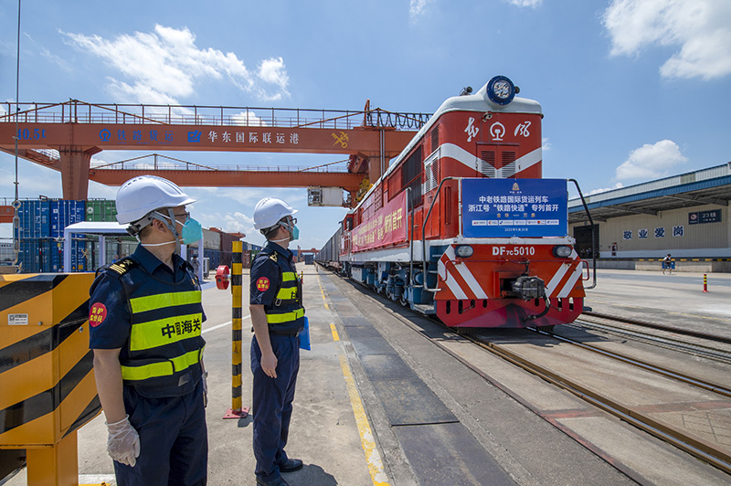 2022年6月29日，浙江金華，中老鐵路國際貨運(yùn)列車浙江號“鐵路快通”首趟專列經(jīng)海關(guān)監(jiān)管后，從浙江省鐵路金華南站鳴笛啟程，經(jīng)磨憨口岸駛向老撾萬象。