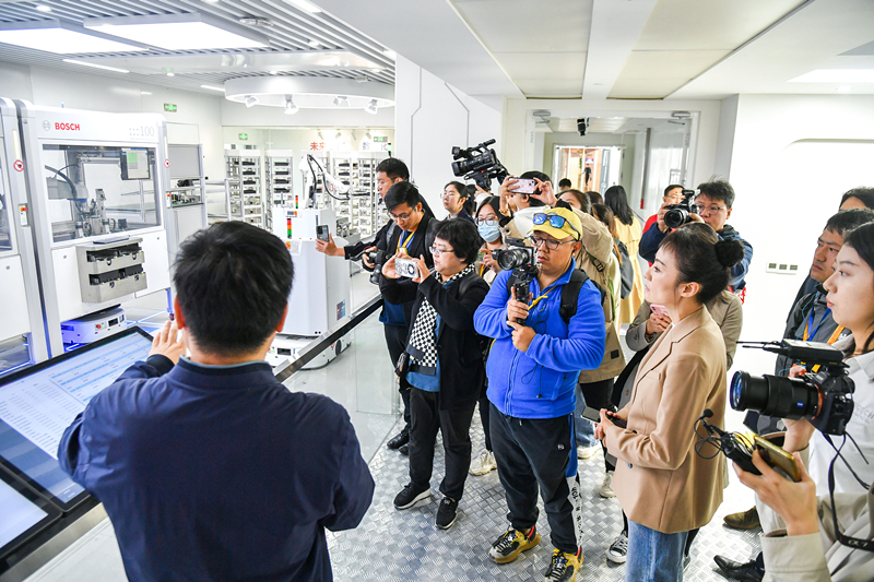 2023年10月16日，第三屆“一帶一路”國際合作高峰論壇新聞中心組織中外記者采訪。記者在中德大廈內(nèi)的博世未來工廠展區(qū)參觀，了解其高質(zhì)量創(chuàng)新發(fā)展成果。