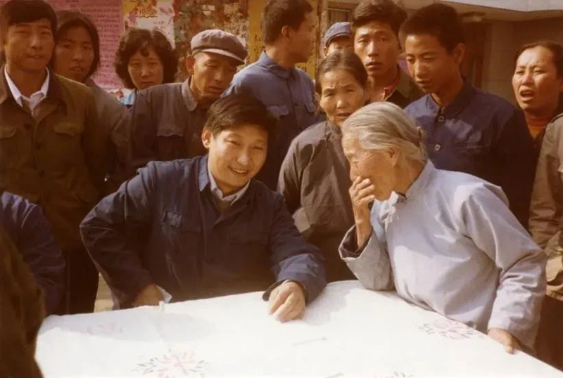 1983年，時(shí)任河北正定縣委書記的習(xí)近平，臨時(shí)在大街上擺桌子聽取老百姓意見。