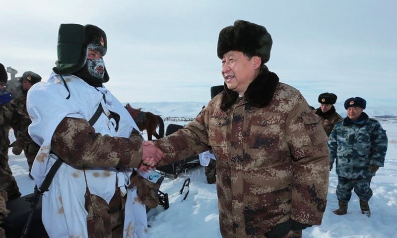 2014年1月26日，習(xí)近平總書記春節(jié)前夕冒嚴(yán)寒踏冰雪慰問邊防官兵。