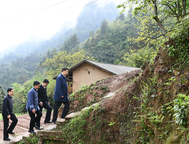 2019年4月15日，在石柱土家族自治縣中益鄉(xiāng)華溪村，習近平總書記踏著濕滑的石階登上陡坡，前往貧困戶譚登周家看望。