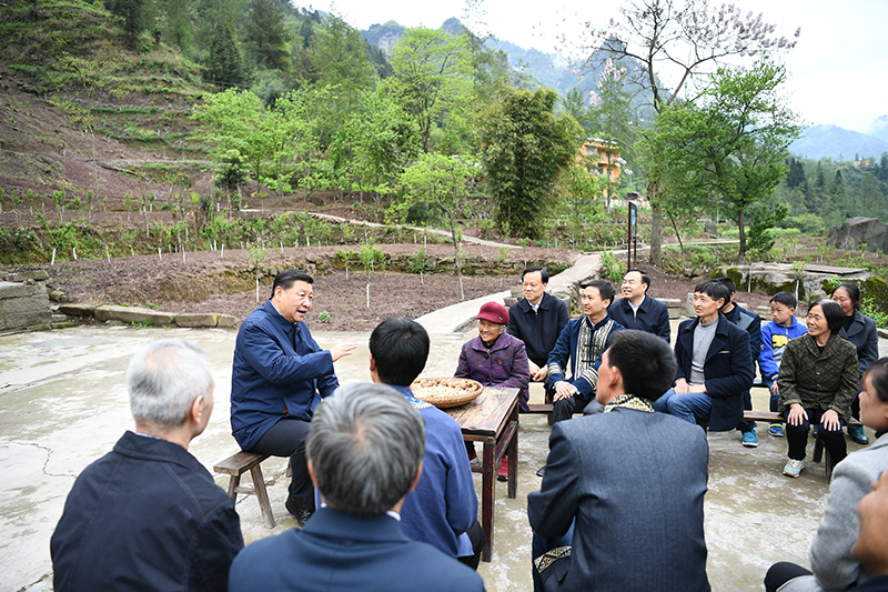 2019年4月15日，習(xí)近平總書記在重慶石柱土家族自治縣中益鄉(xiāng)華溪村同村民代表、基層干部、扶貧干部、鄉(xiāng)村醫(yī)生等圍坐在一起，共話脫貧攻堅。