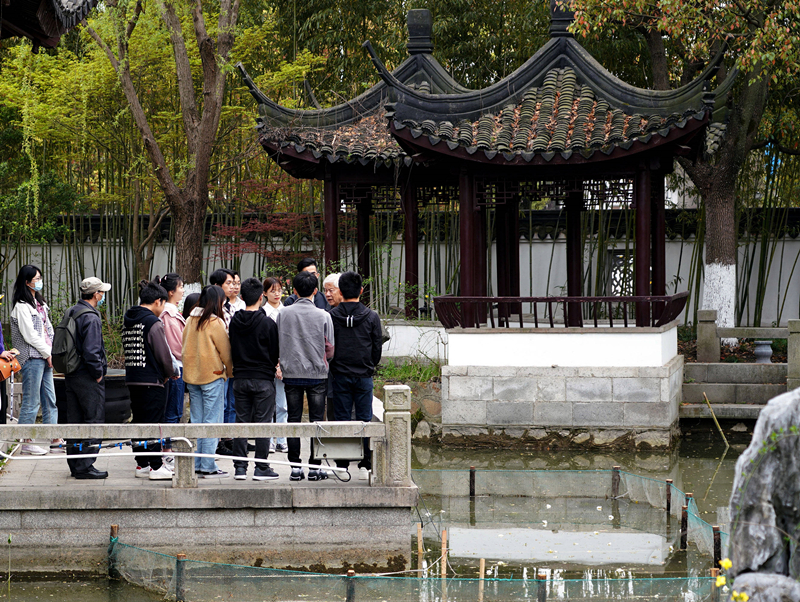 2021年3月30日，在上海交通大學(xué)南蘇園的“微型洱?！迸?，孔海南教授為學(xué)生們打造“沉浸式”思政課。