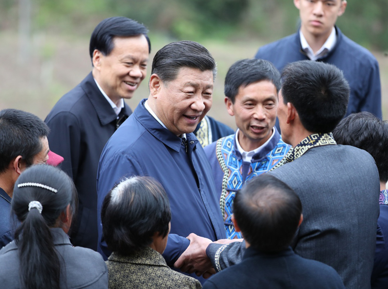 2019年4月15日至17日，中共中央總書記、國家主席、中央軍委主席習近平在重慶考察，并主持召開解決“兩不愁三保障”突出問題座談會。這是4月15日下午，習近平在石柱土家族自治縣中益鄉(xiāng)華溪村同村民親切交流。新華社記者 丁海濤 攝