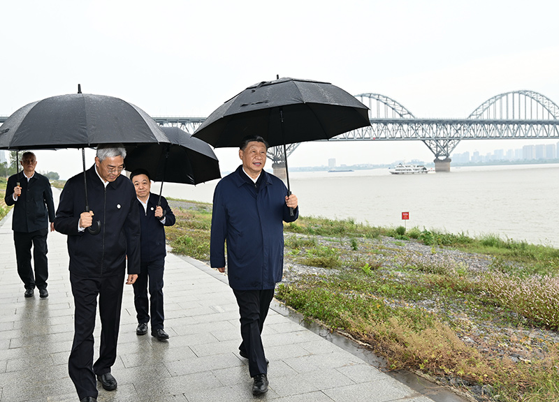 2023年10月10日至13日，中共中央總書記、國家主席、中央軍委主席習近平在江西考察。這是10日下午，習近平在長江國家文化公園九江城區(qū)段考察時，冒雨沿江堤步行察看沿岸風貌。新華社記者 謝環(huán)馳 攝