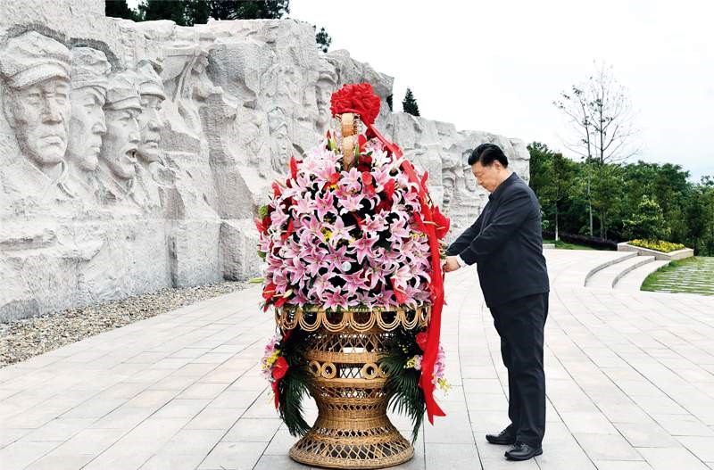 2021年4月25日至27日，中共中央總書(shū)記、國(guó)家主席、中央軍委主席習(xí)近平在廣西考察。這是25日上午，習(xí)近平在位于桂林市全州縣的紅軍長(zhǎng)征湘江戰(zhàn)役紀(jì)念園，向湘江戰(zhàn)役紅軍烈士敬獻(xiàn)花籃。 新華社記者 謝環(huán)馳/攝