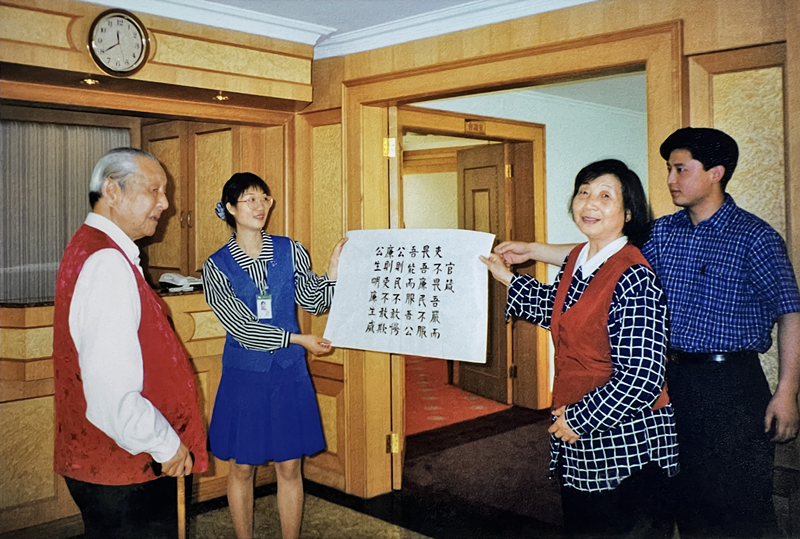 1999年3月，習(xí)仲勛欣賞齊心的書法作品《官箴》。