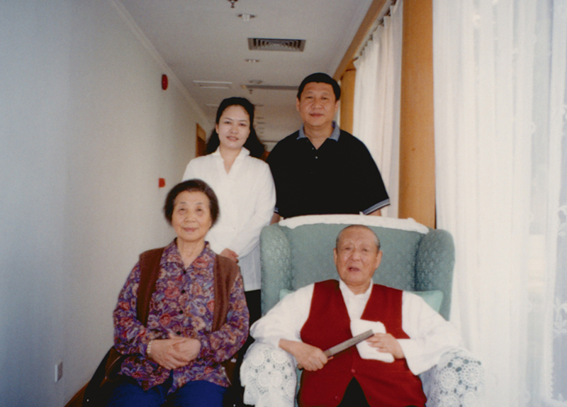 這是習(xí)近平、彭麗媛同習(xí)仲勛、齊心的合影。