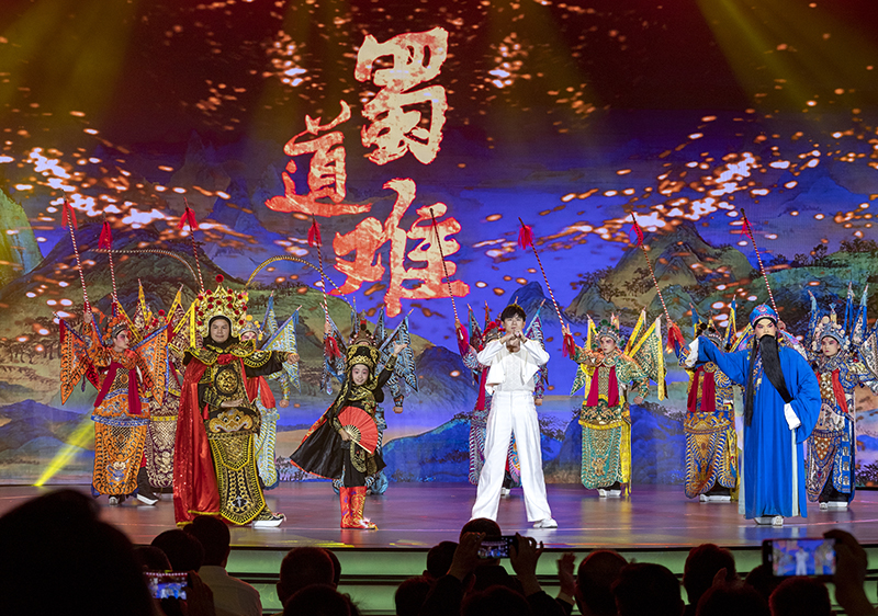 2023年10月13日，成都，“把青春華章寫在祖國(guó)大地上”大思政課網(wǎng)絡(luò)主題宣傳和互動(dòng)引導(dǎo)活動(dòng)在四川大學(xué)舉行。