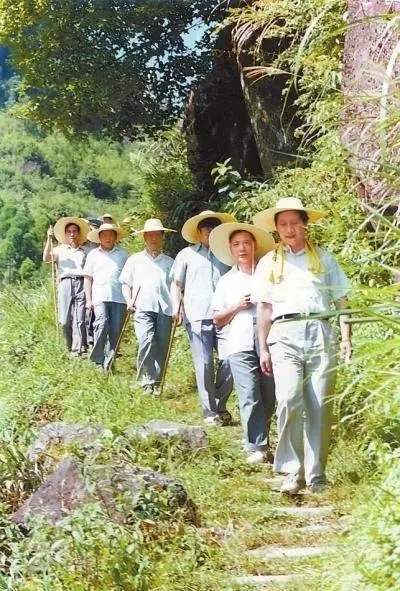 1989年7月，習(xí)近平在壽寧縣山村。