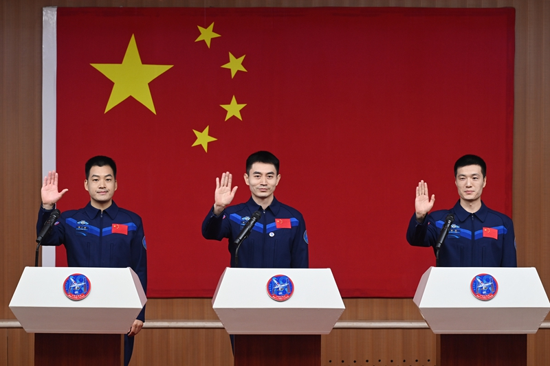 2024年月24日，神舟十八號(hào)載人飛行任務(wù)航天員葉光富（中）、李聰（右）、李廣蘇在酒泉衛(wèi)星發(fā)射中心問天閣與媒體記者集體見面。