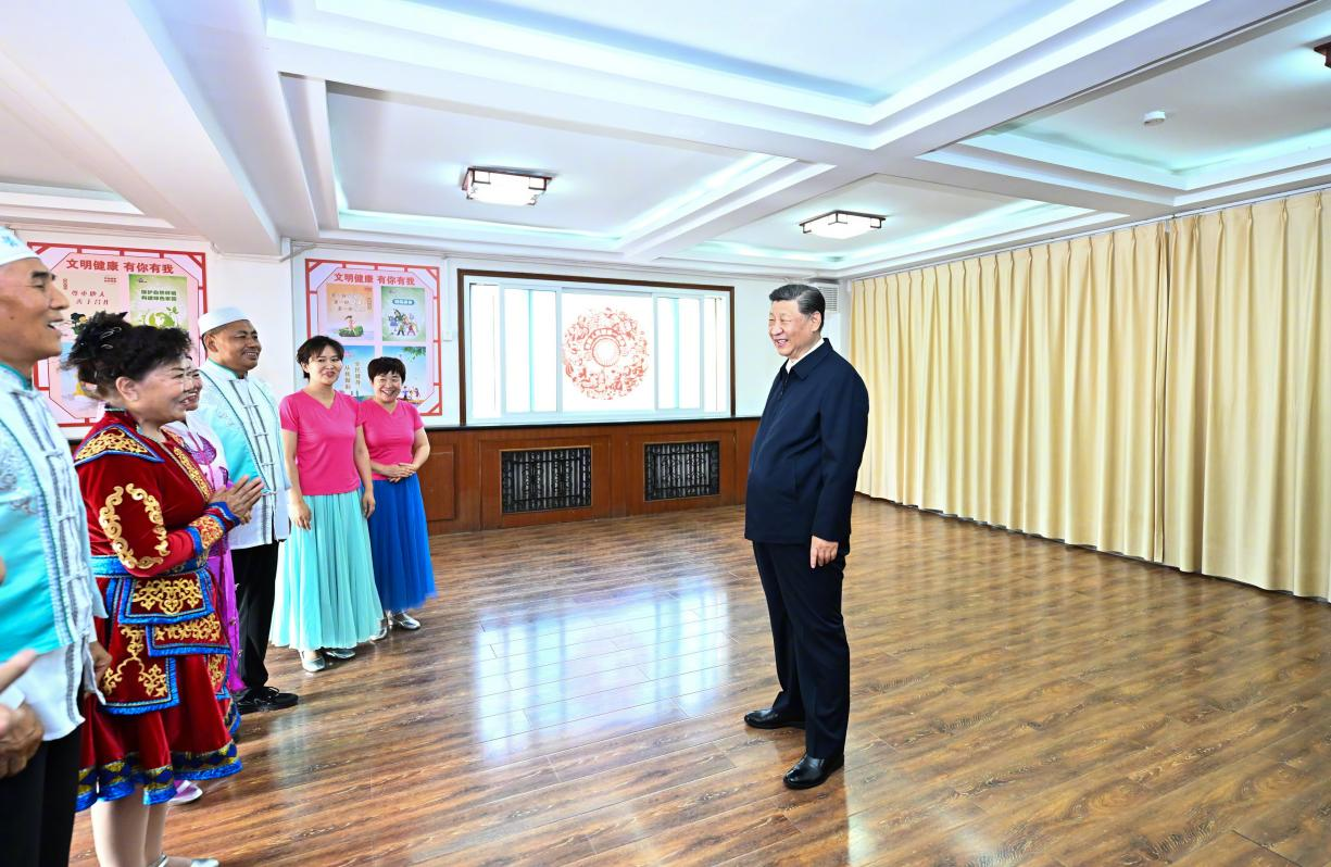 6月19日下午，習(xí)近平總書記在銀川市金鳳區(qū)長城花園社區(qū)活動室考察時(shí)，同社區(qū)居民親切交流。