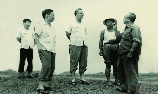1978年8月，習(xí)仲勛（左三）在廣東惠陽(yáng)農(nóng)村調(diào)研。在清華大學(xué)讀書的習(xí)近平（左一）利用暑假時(shí)間參加社會(huì)實(shí)踐，隨同父親一起下鄉(xiāng)。