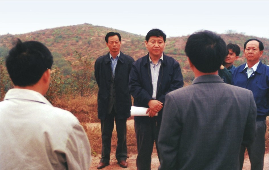 1999年11月，習(xí)近平在龍巖市長(zhǎng)汀縣河田水土流失治理區(qū)調(diào)研。圖源：《習(xí)近平在福建（下）》