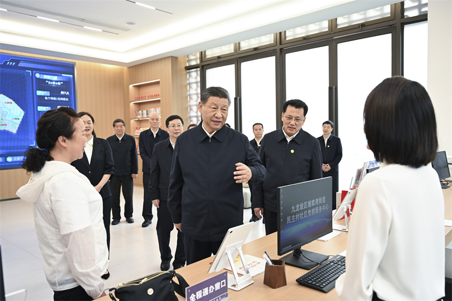 2024年4月22日至24日，中共中央總書記、國家主席、中央軍委主席習(xí)近平在重慶考察。這是22日下午，習(xí)近平在九龍坡區(qū)謝家灣街道民主村社區(qū)考察。新華社記者 謝環(huán)馳 攝