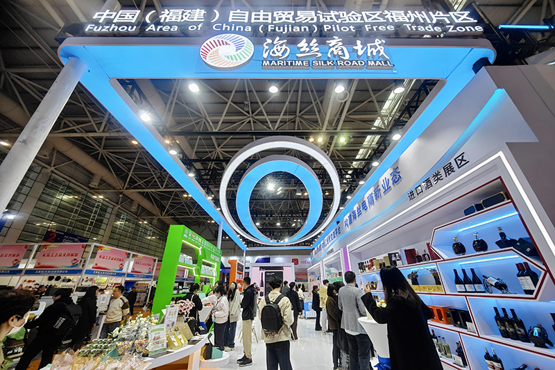 2024年3月18日，第四屆中國跨境電商交易會在福建福州開幕。展會聚焦“鏈接跨境全流域 共建電商新生態(tài)”，集聚全國80余個外貿(mào)產(chǎn)業(yè)帶的上千家供應(yīng)鏈企業(yè)。