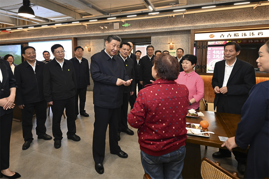 2024年4月22日下午，習(xí)近平在九龍坡區(qū)謝家灣街道民主村社區(qū)考察時，同正在社區(qū)食堂就餐的群眾親切交流。新華社記者 謝環(huán)馳 攝