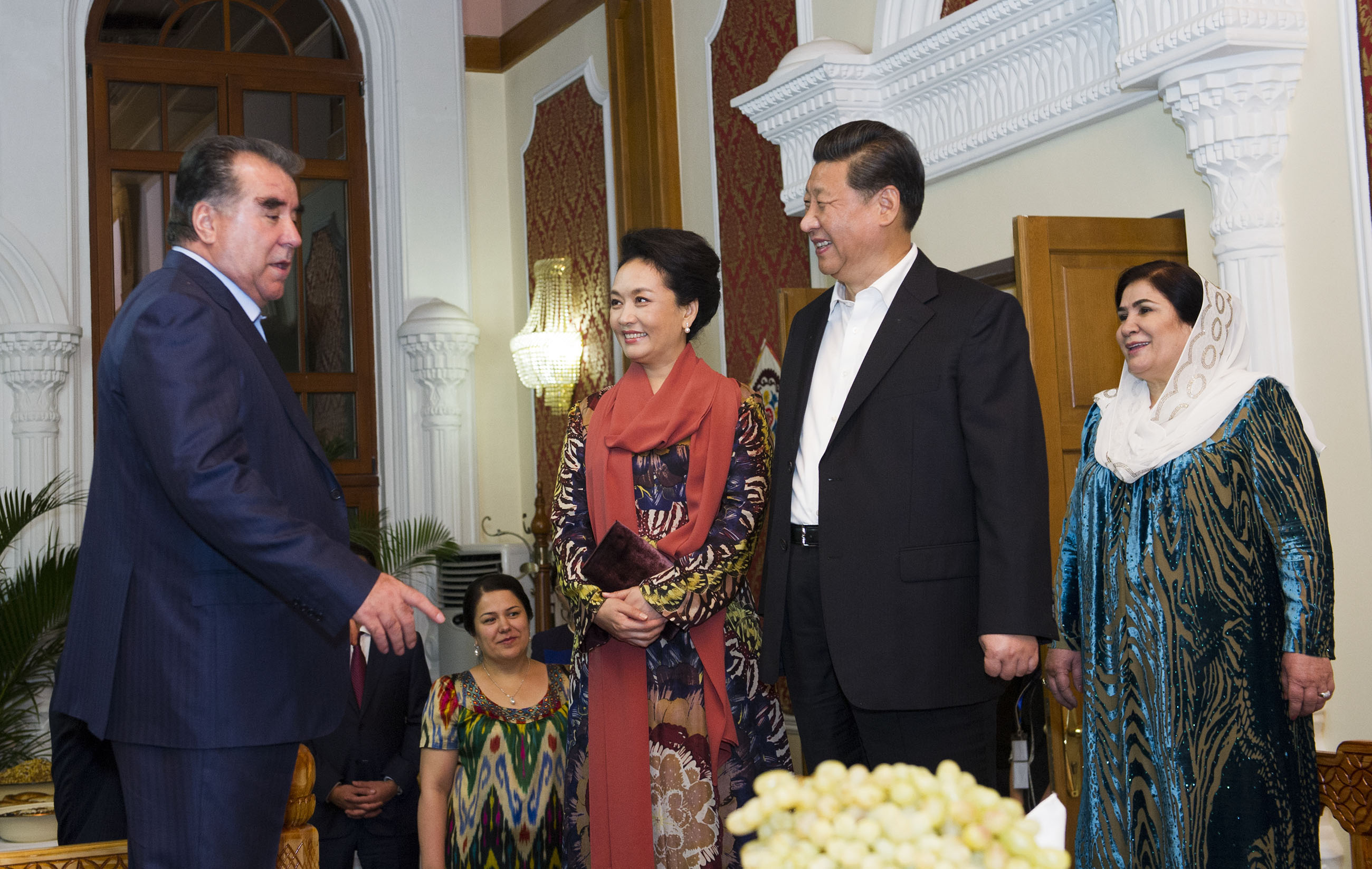 2014年9月12日，習(xí)近平主席在杜尚別出席塔吉克斯坦總統(tǒng)拉赫蒙舉行的家宴。這是習(xí)近平主席和夫人彭麗媛在拉赫蒙夫婦陪同下參觀總統(tǒng)官邸。