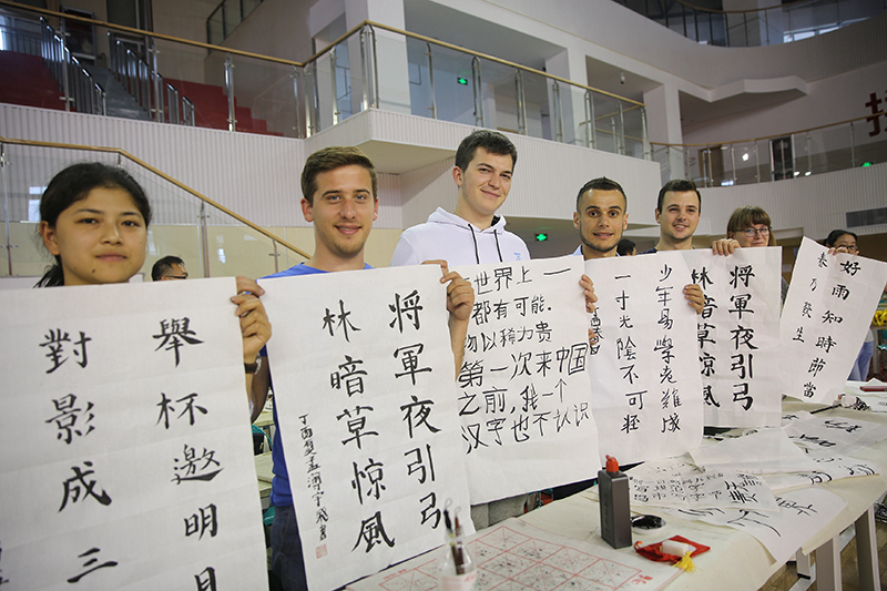 2017年6月5日，來自青島大學(xué)和中國石油大學(xué)（華東）的外國留學(xué)生在展示剛剛現(xiàn)場完成的書法作品。