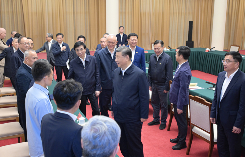 2024年5月23日，習(xí)近平總書記在山東省濟(jì)南市主持召開企業(yè)和專家座談會(huì)并發(fā)表重要講話。這是總書記同參會(huì)的企業(yè)和專家代表親切交流。