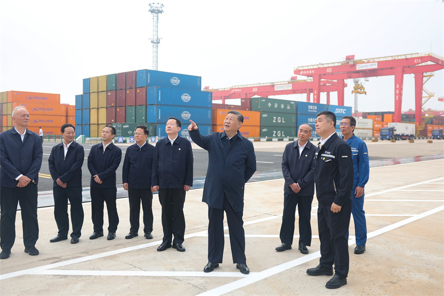 2024年5月22日至24日，中共中央總書記、國家主席、中央軍委主席習近平在山東考察。這是22日下午，習近平在日照港察看全自動化集裝箱碼頭作業(yè)場景。新華社記者 鞠鵬 攝